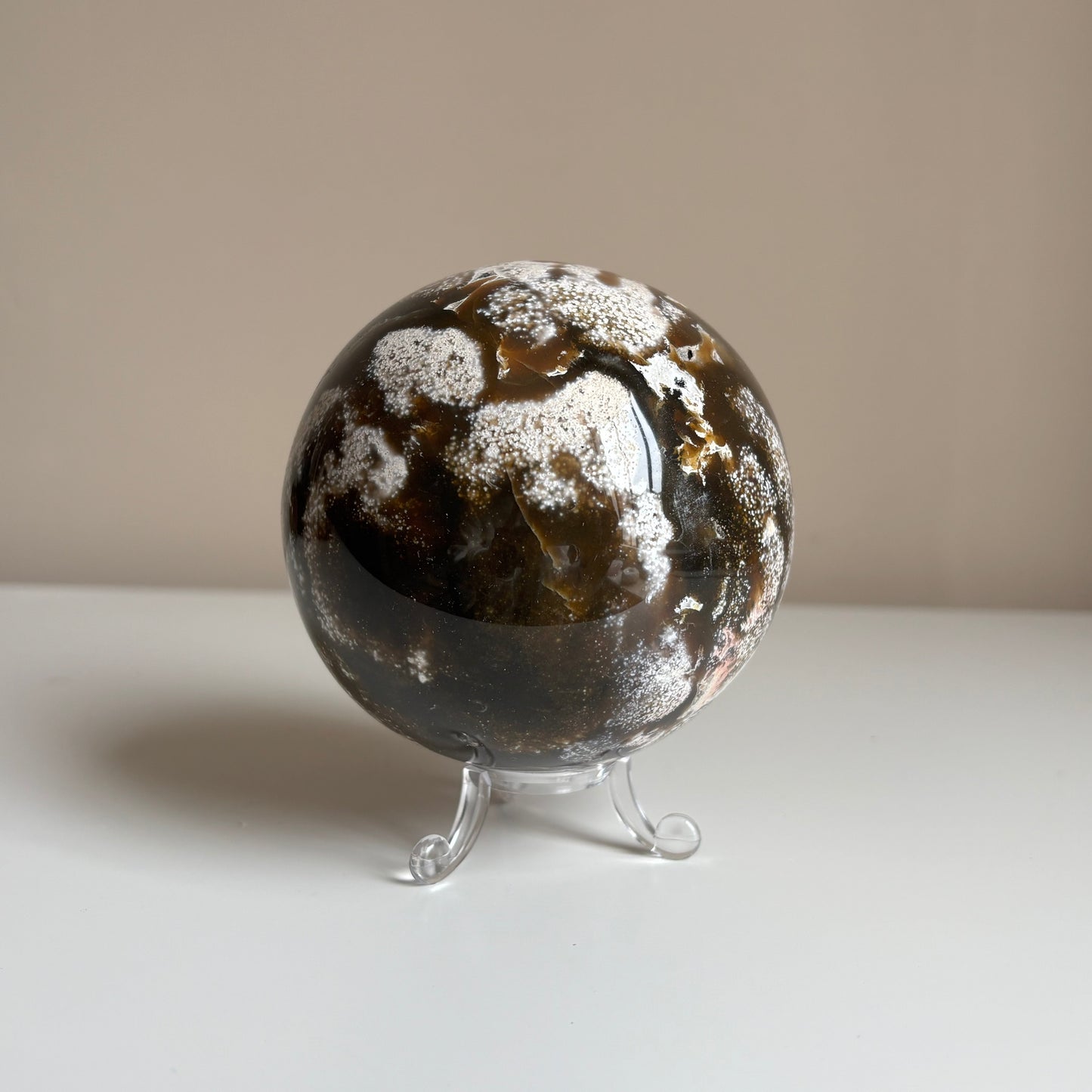 Detail van oceaan jaspis bol met natuurlijke aardse tinten en zachte glans