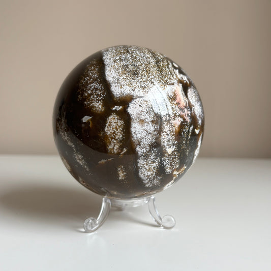 Oceaan jaspis bol van 950 gram met natuurlijke kleurlagen en rustgevende uitstraling