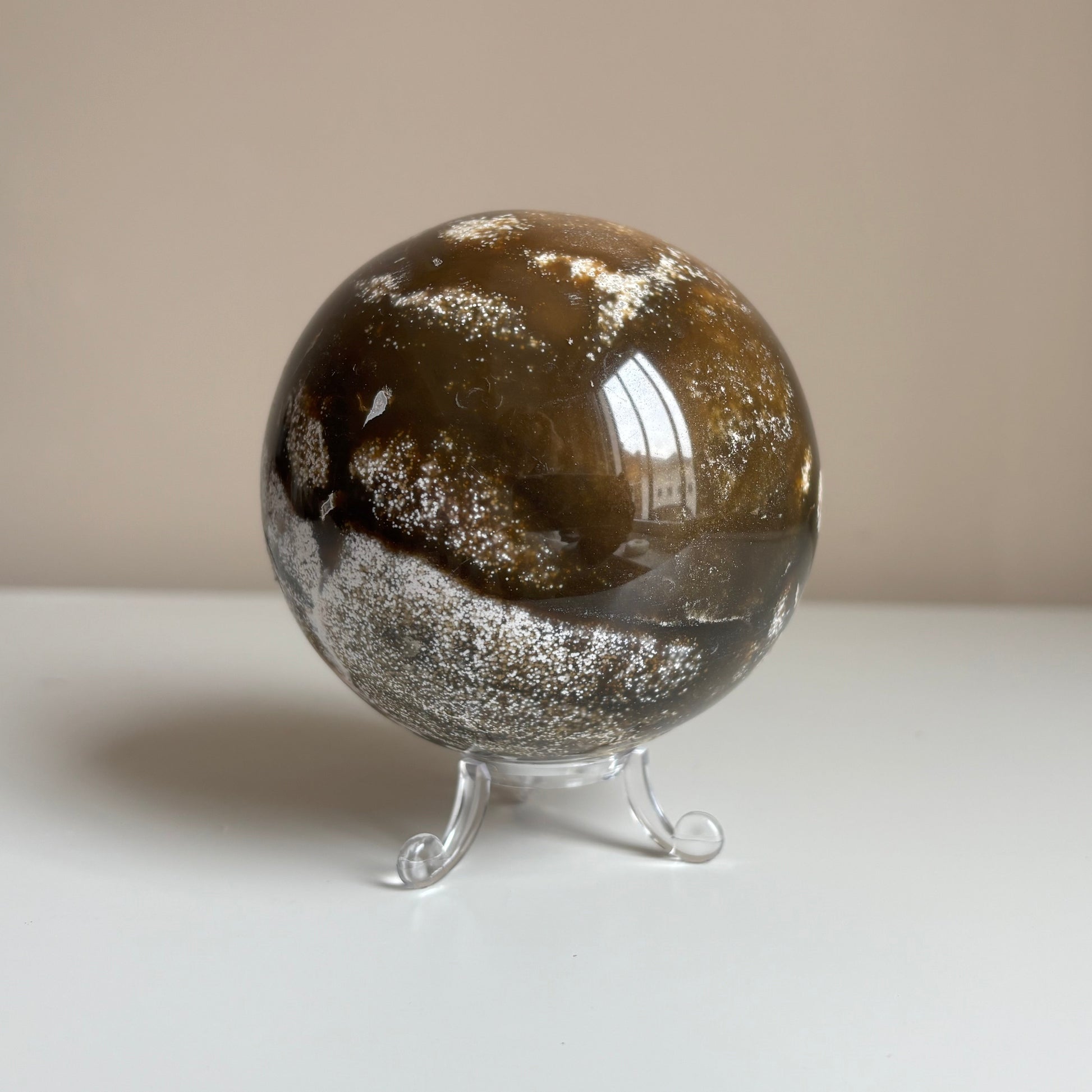 Oceaan jaspis bol als rustgevend statement piece in huis of praktijkruimte