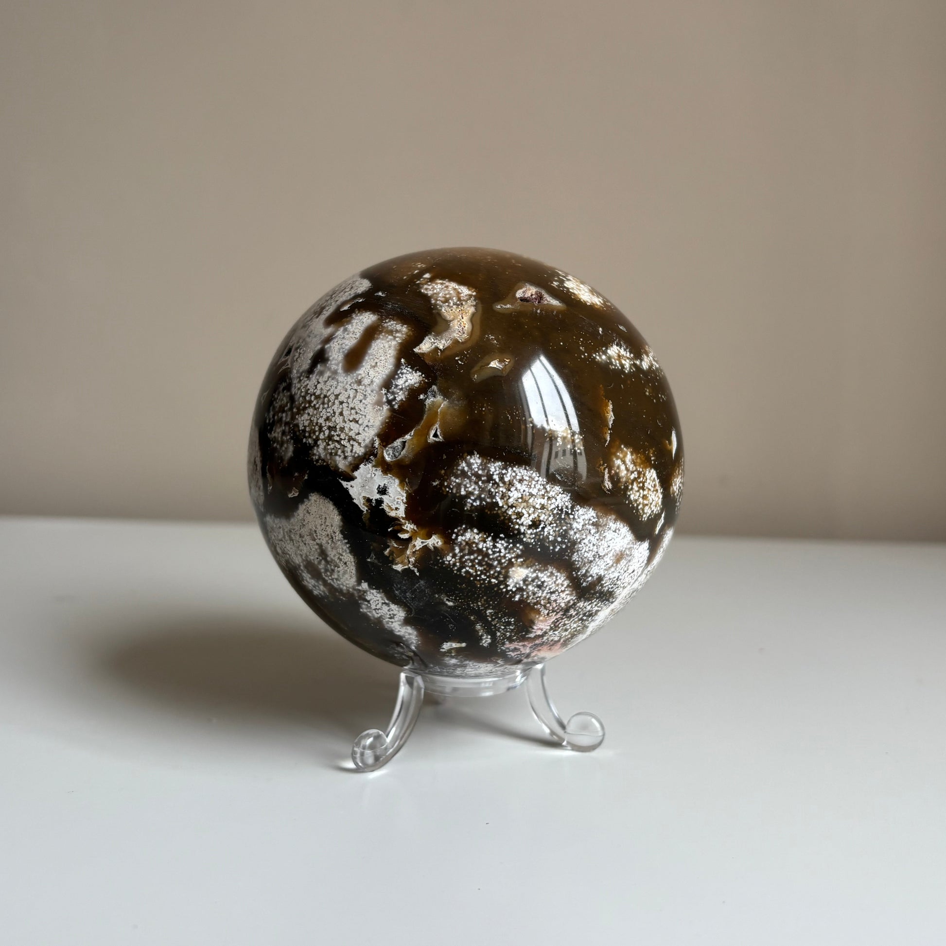 Zijaanzicht van gepolijste oceaan jaspis bol van circa 9 cm