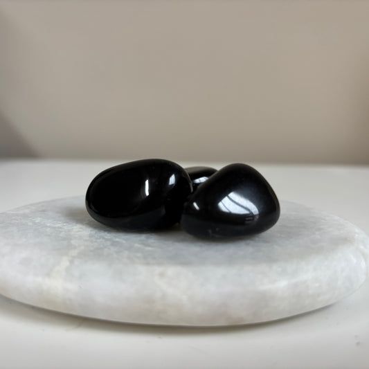 Onyx trommelsteen – zwarte steen voor kracht en bescherming

