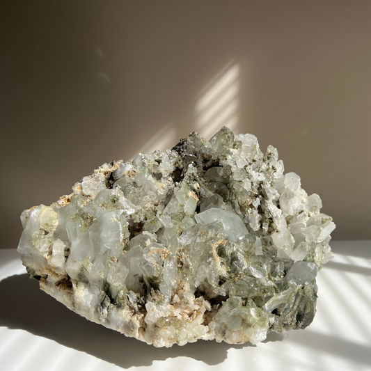 Ruw chlorietkwarts statement piece met bergkristal en moedergesteente – natuurlijk gegroeid kristal