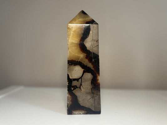 2. Septarie, obelisk