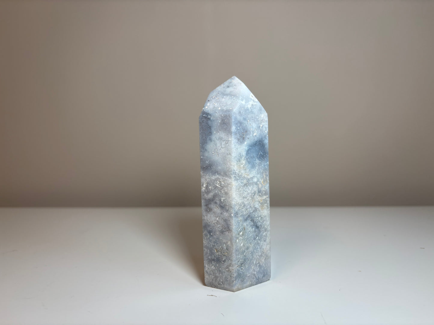 Amethist roze, obelisk, nummer 6.