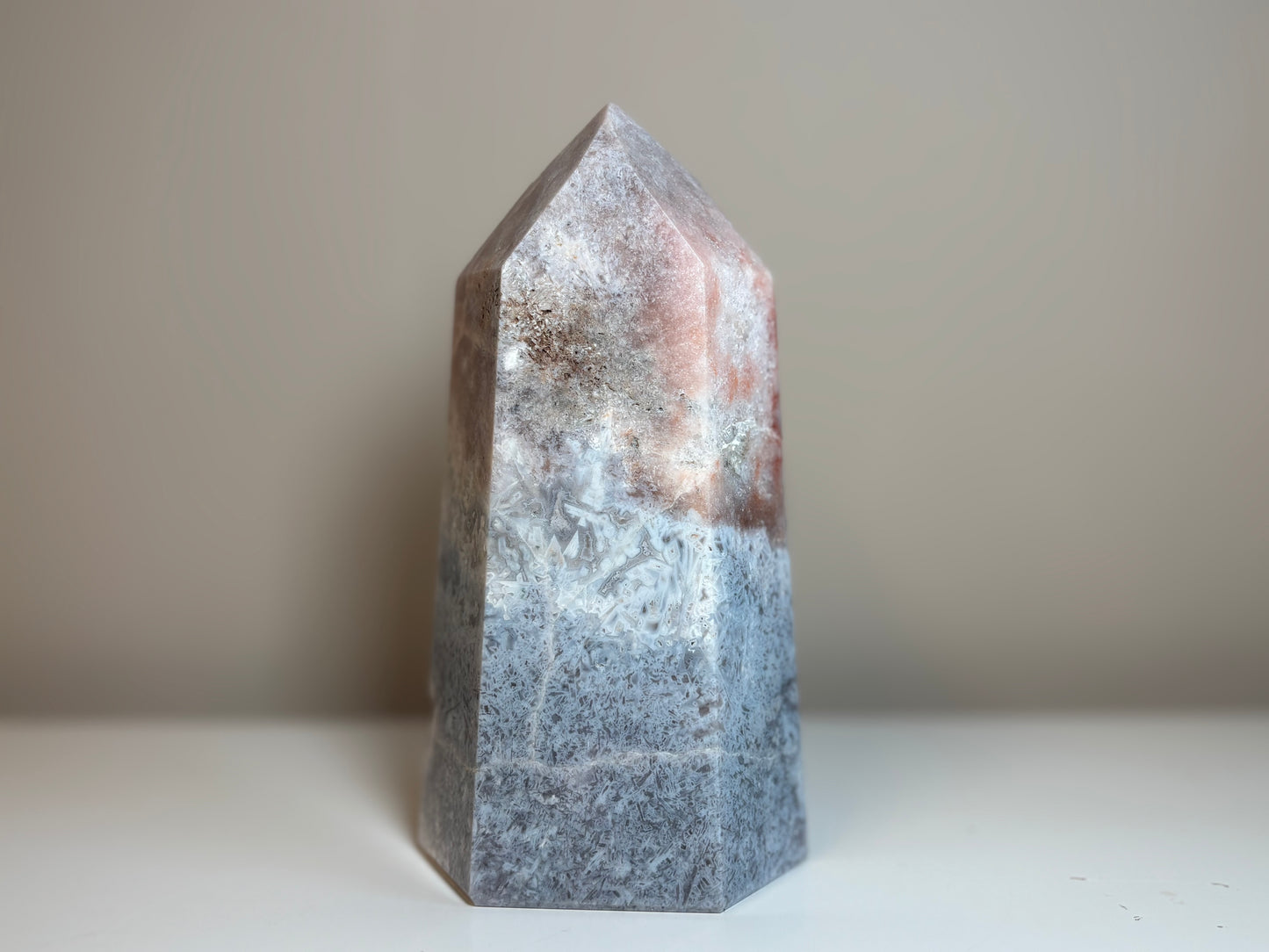Amethist roze, obelisk, nummer 1.
