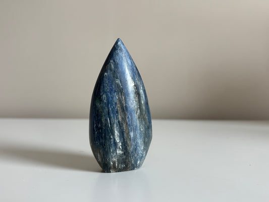 Kyaniet, sculptuur