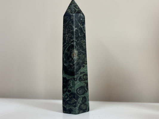 Jaspis kamballa, obelisk