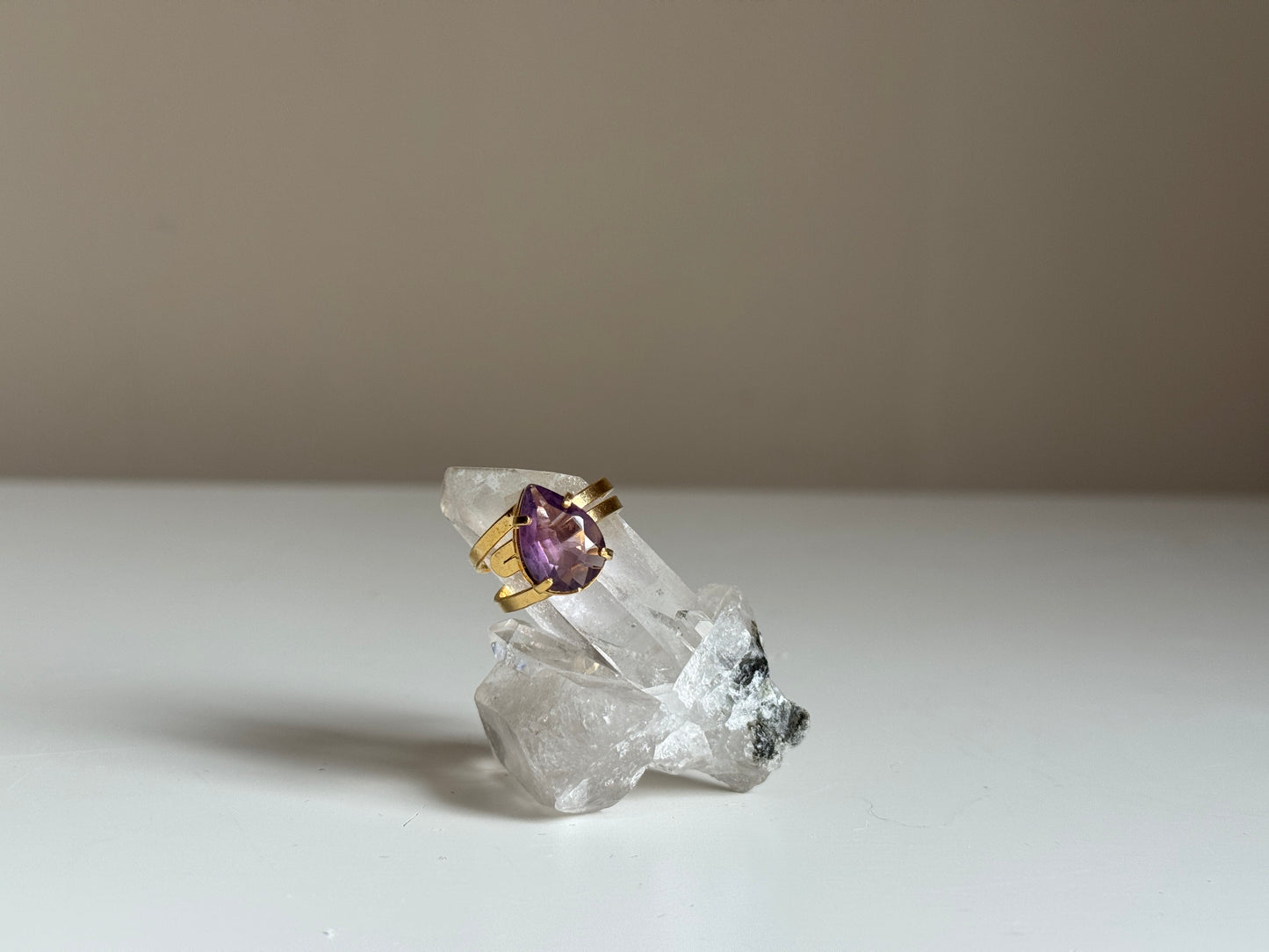 Verstelbare ring met amethist - verguld goud