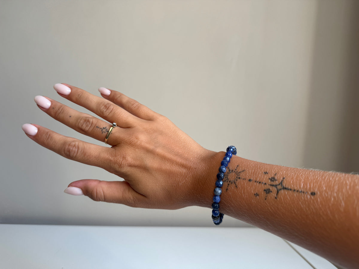 Sodaliet armband 6 mm facet kraal