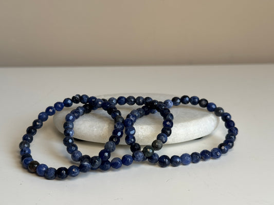 Sodaliet armband 6 mm facet kraal