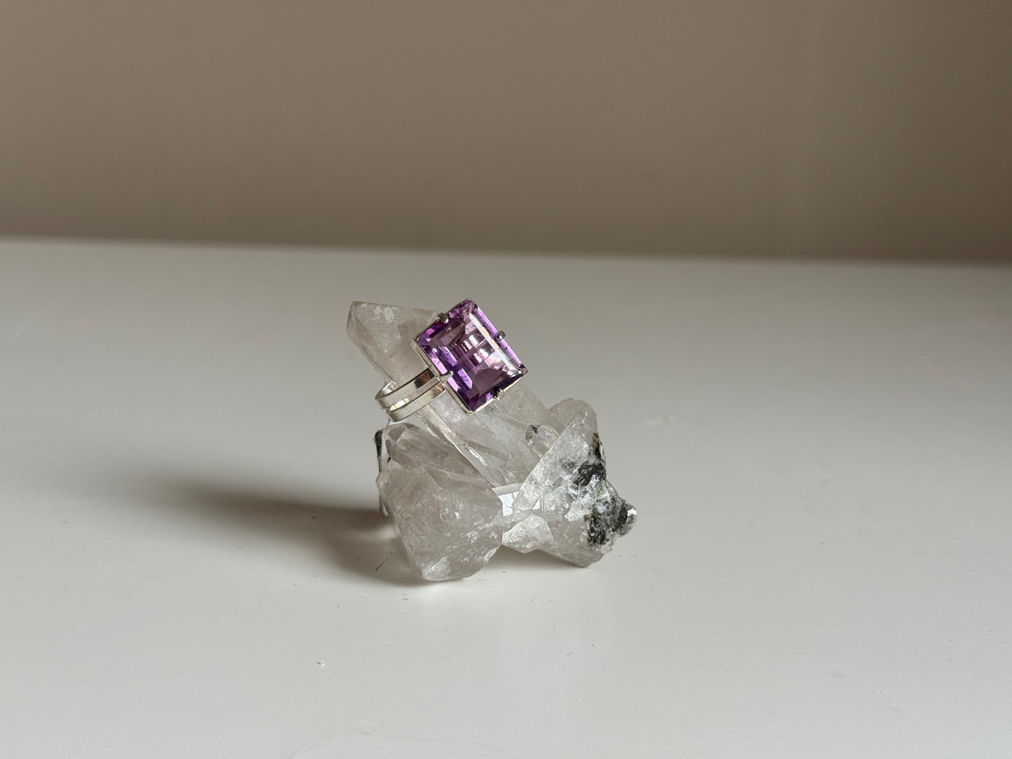 Verstelbare ring met amethist - zilverkleur