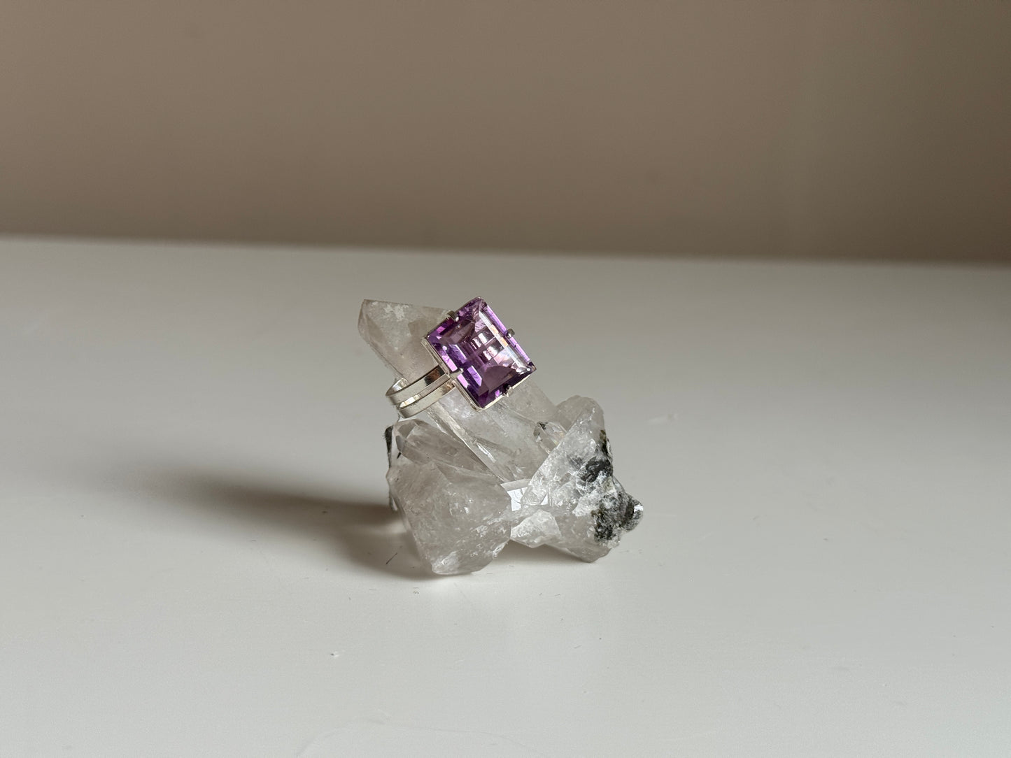 Verstelbare ring met amethist - zilverkleur