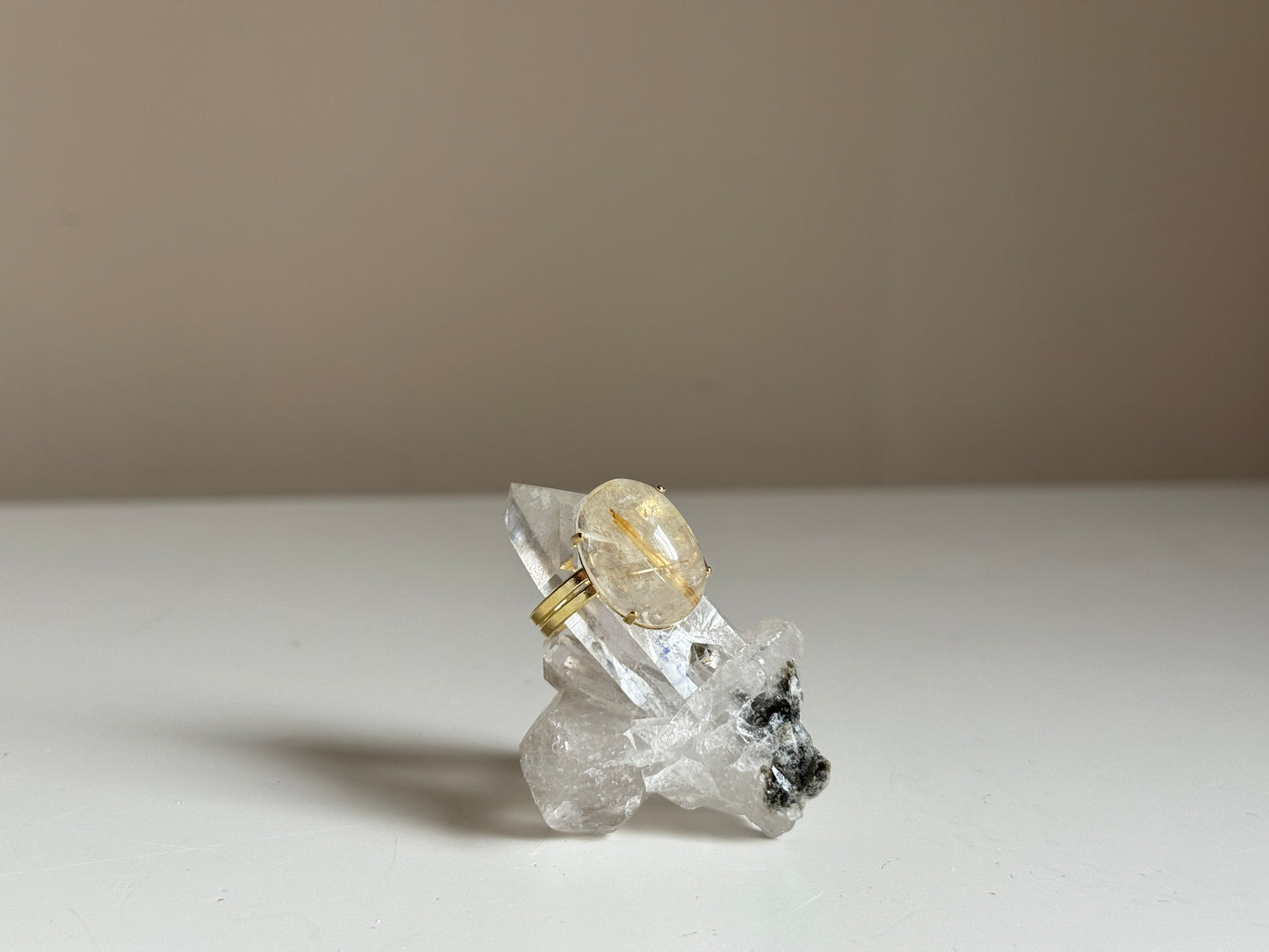 Verstelbare Ring met Rutielkwarts – Goud