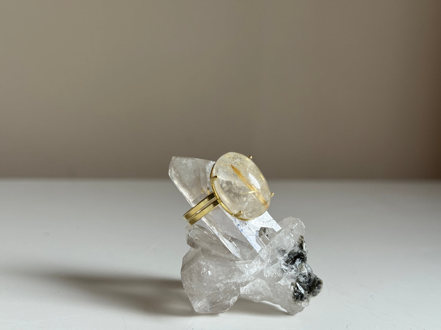 Verstelbare Ring met Rutielkwarts – Goud