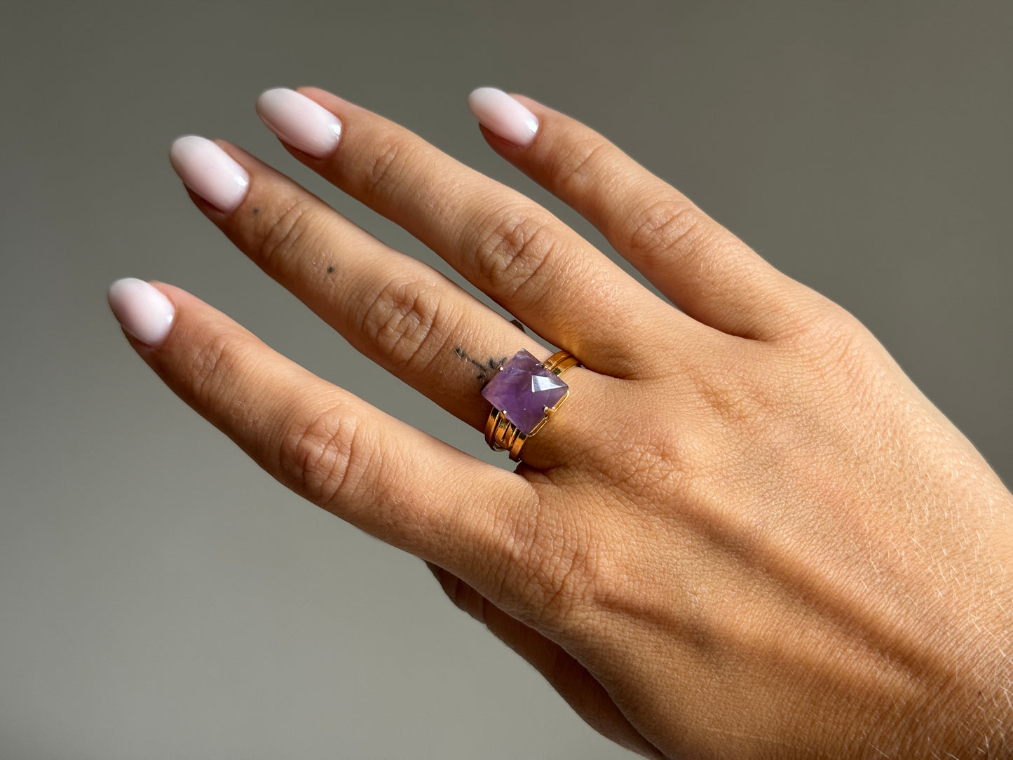 Verstelbare ring met amethist - verguld goud (1)