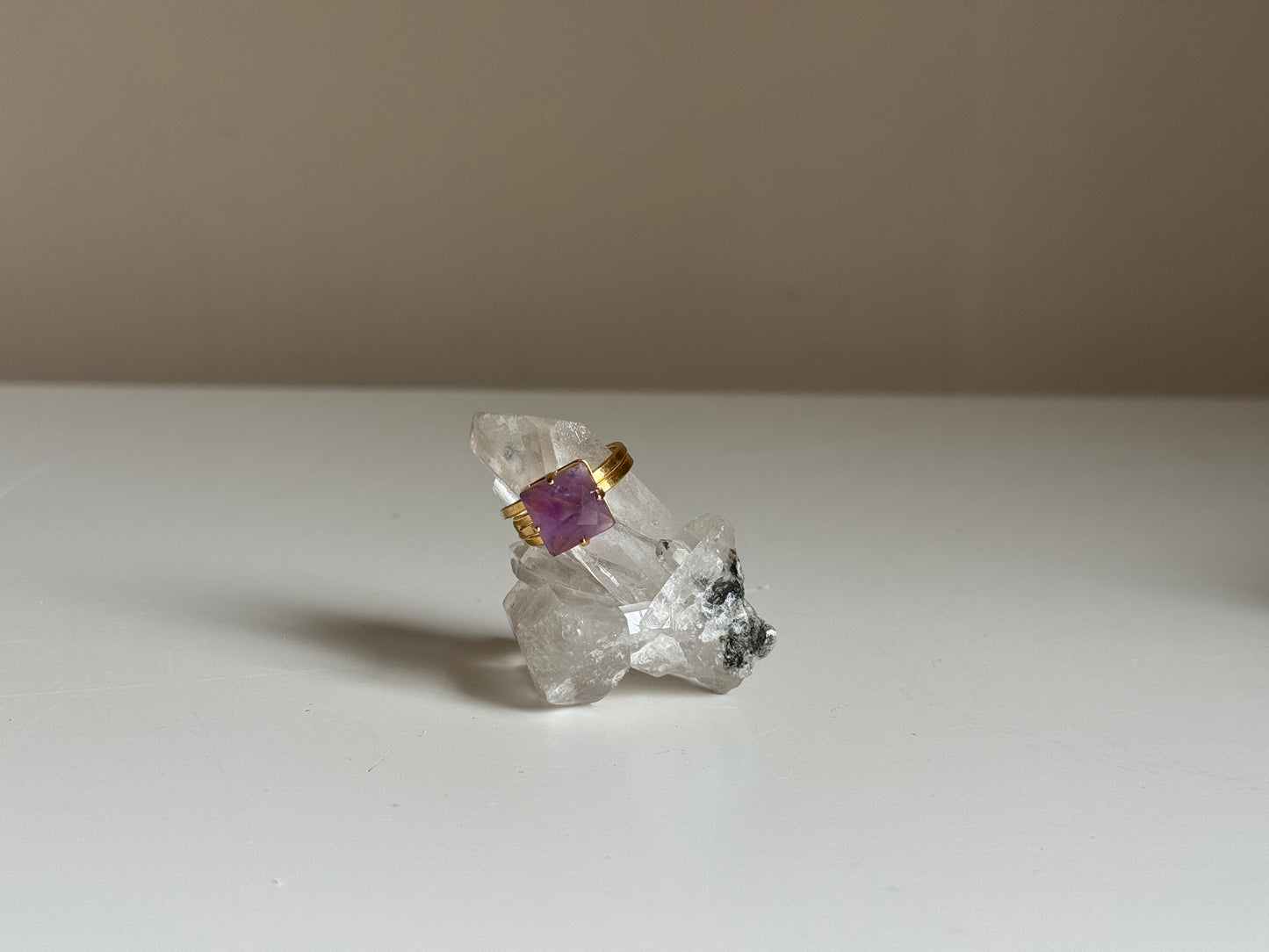 Verstelbare ring met amethist - verguld goud (1)