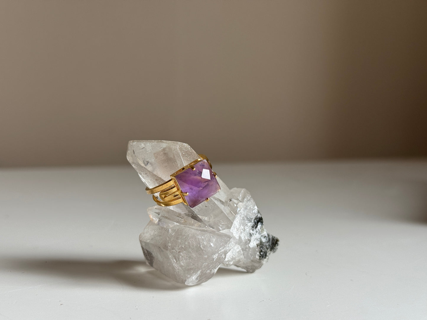 Verstelbare ring met amethist - verguld goud (1)