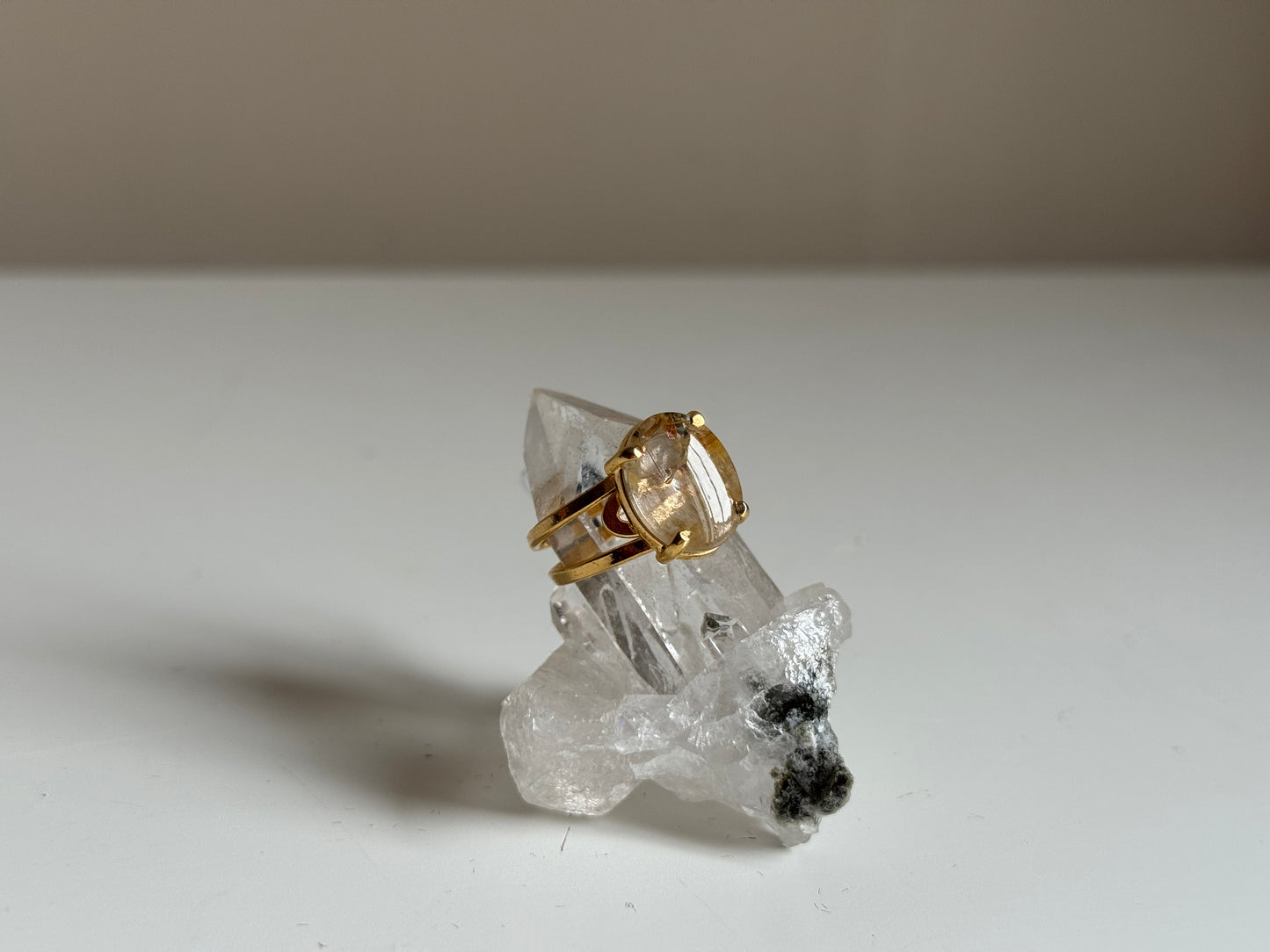 Verstelbare Ring met Rutielkwarts – Goud