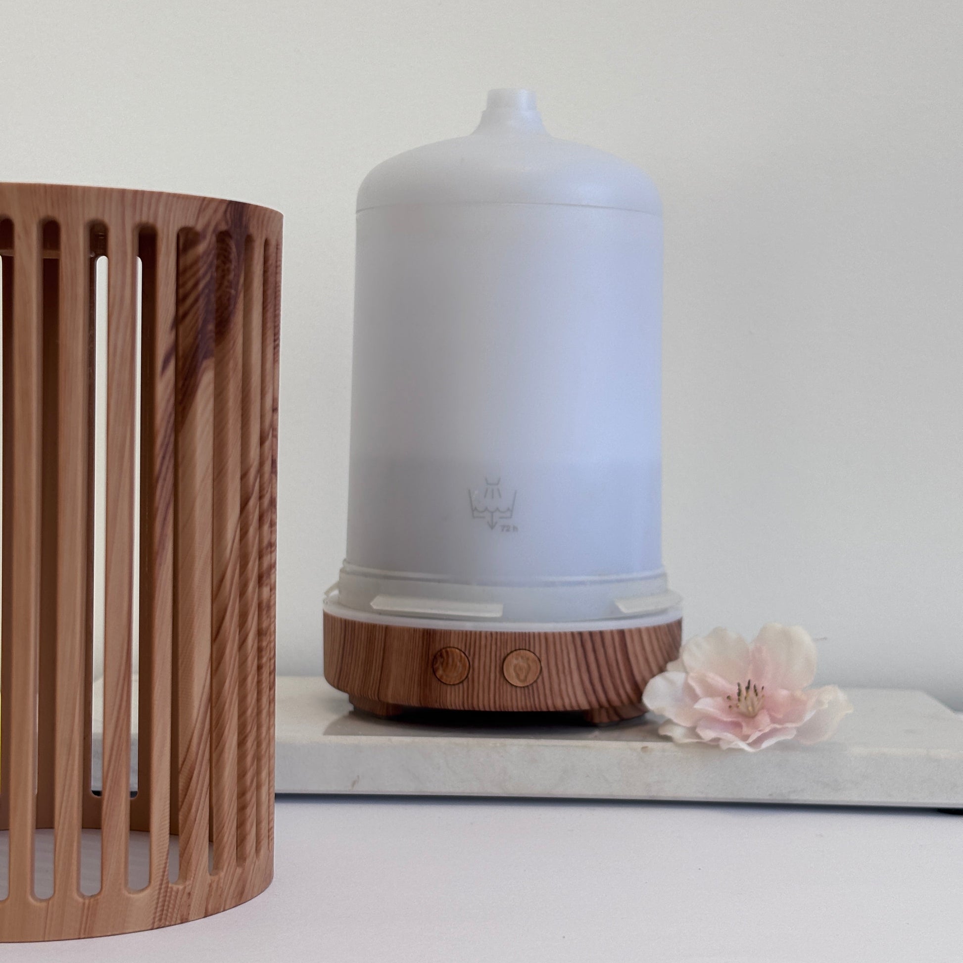 Zachte aromanevel met warm LED-licht in natuurlijke behuizing