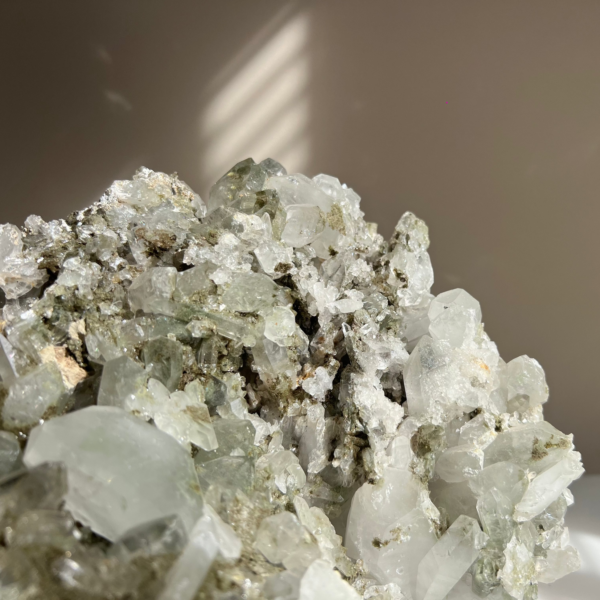 Natuurlijk gevormd chlorietkwarts kristal met robuust moedergesteente