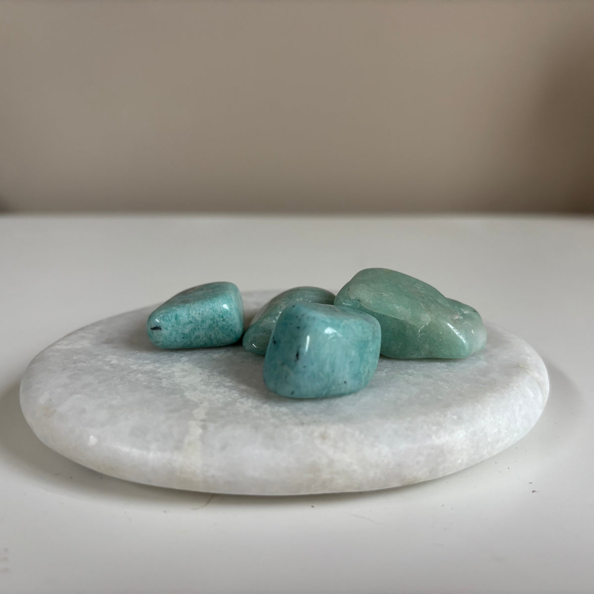 Amazoniet trommelsteen in zacht turquoise groen