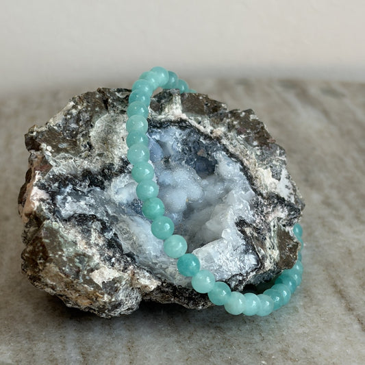 Amazoniet kinderarmband met blauwgroene 4 mm kralen op een geode