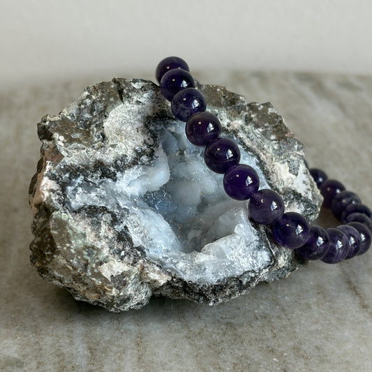 Amethist kinderarmband met paarse 6 mm kralen op een geode