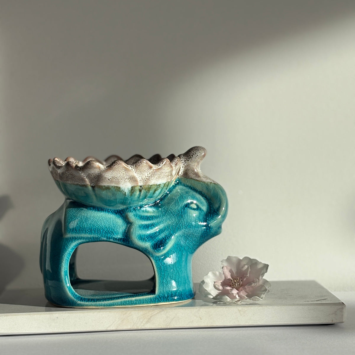 Blauwe olifant aromabrander met keramisch schaaltje