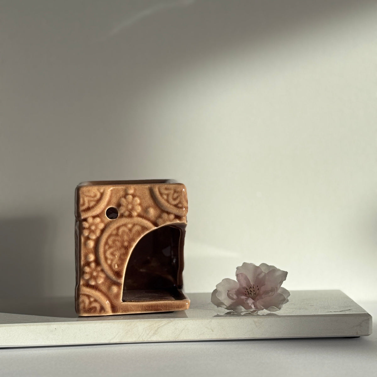 Bruine mozaïek aromabrander met decoratief patroon