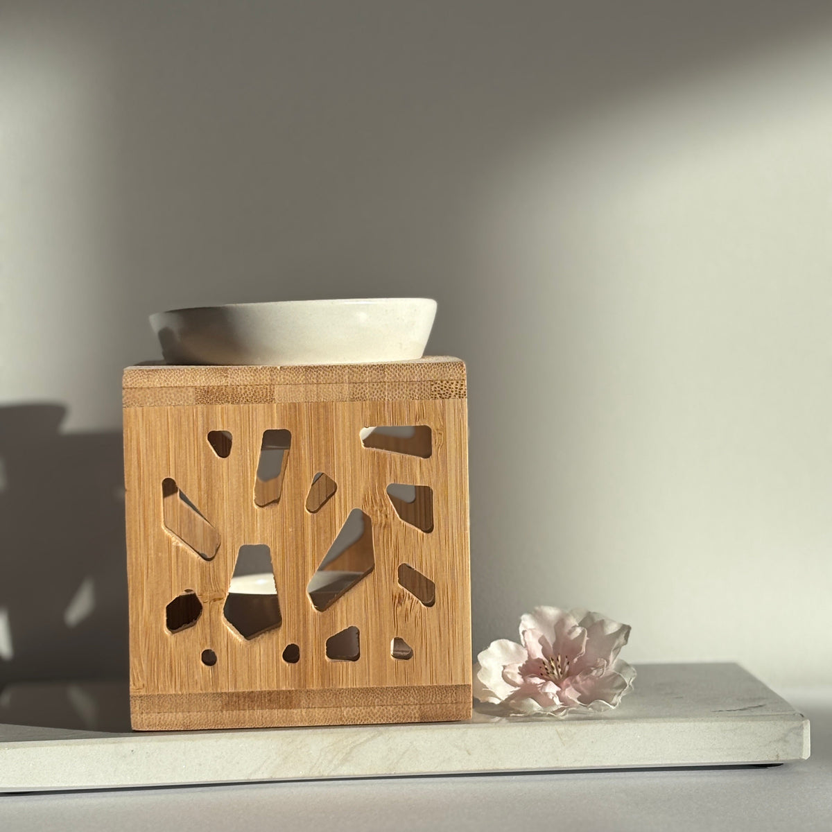 Vierkante houten aromabrander met los wit schaaltje