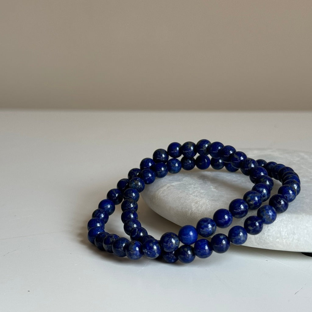 Detail van de blauwe lapis lazuli kralenarmband
