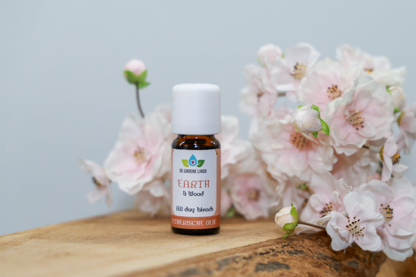 Flesje De Groene Linde – Earth & Wood etherische olie 10 ml van DIBA, aardende houtgeur met patchouli, vetiver en cederhout voor ontspanning