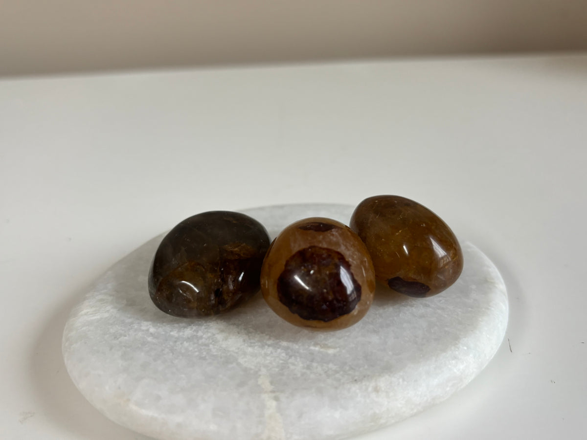 Golden healer trommelstenen met goudgele gloed, ander aanzicht