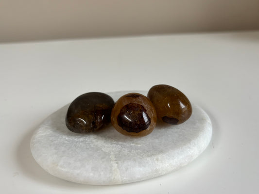 Golden healer trommelsteen met goudgele gloed