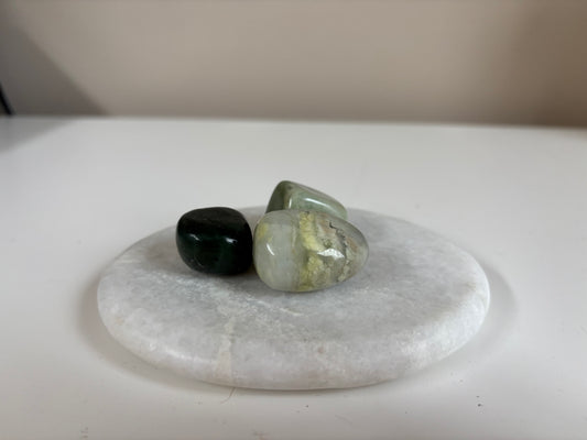 Groene jade trommelsteen in zacht groen