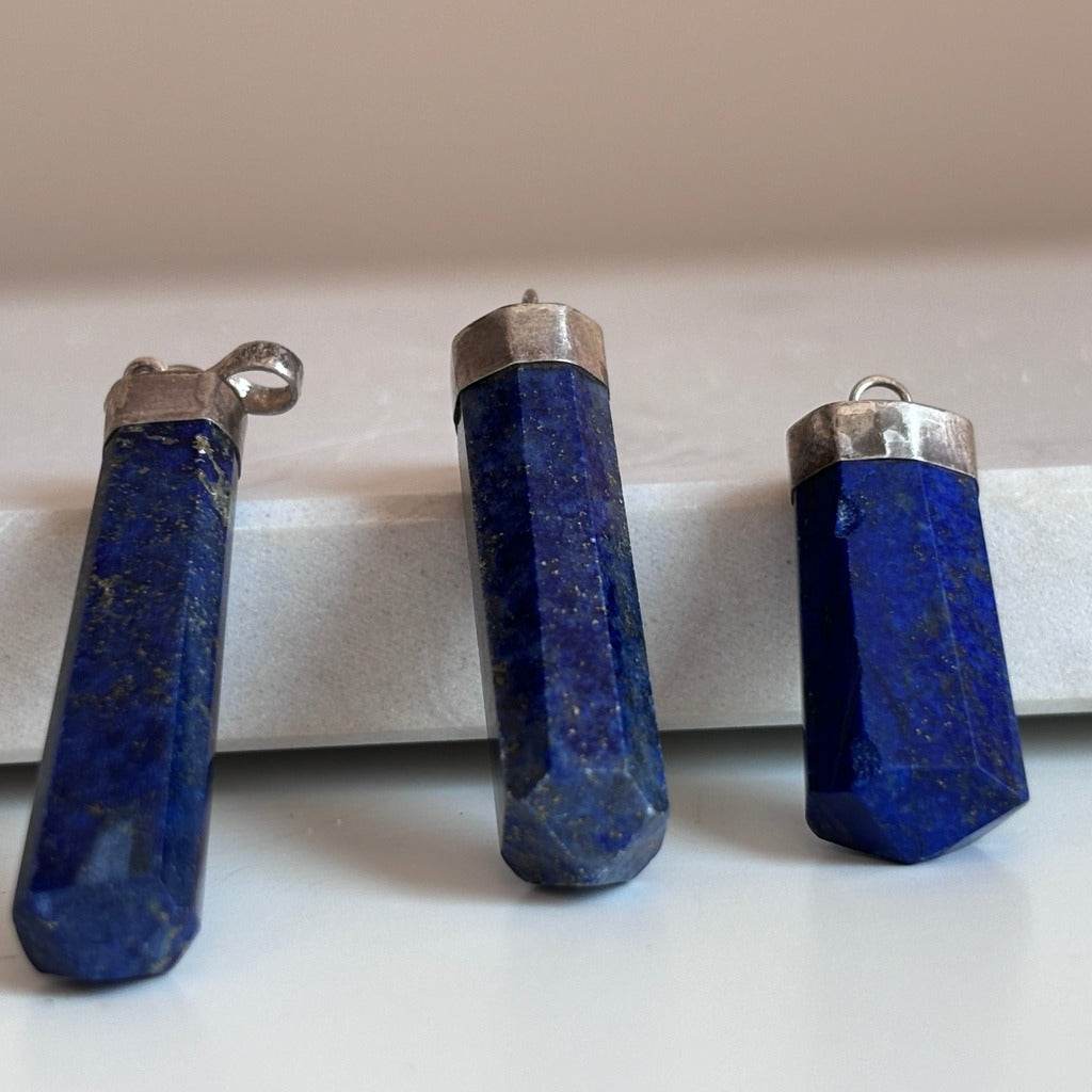 Lapis lazuli hanger met natuurlijke blauwe kleur en goudkleurige pyrietspikkels