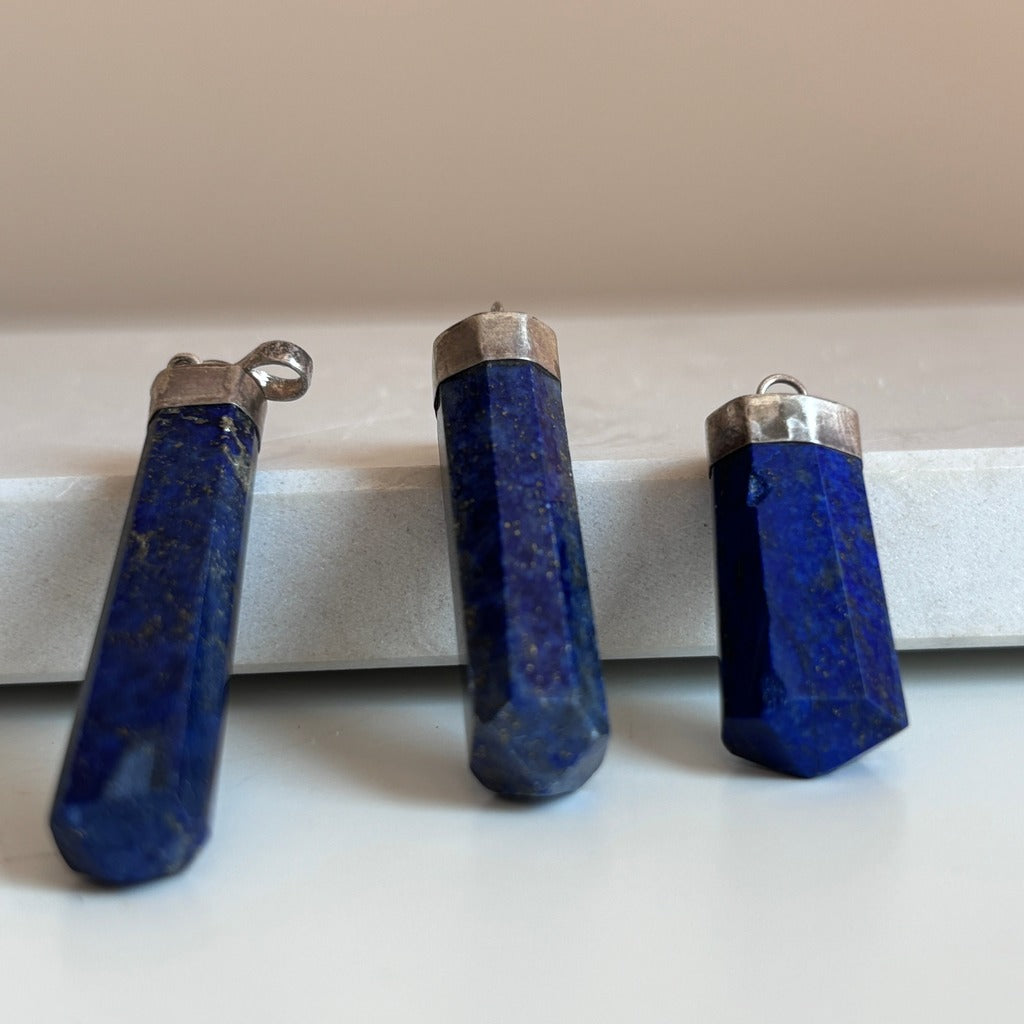 Detail van de lapis lazuli hanger en de kleurtekening