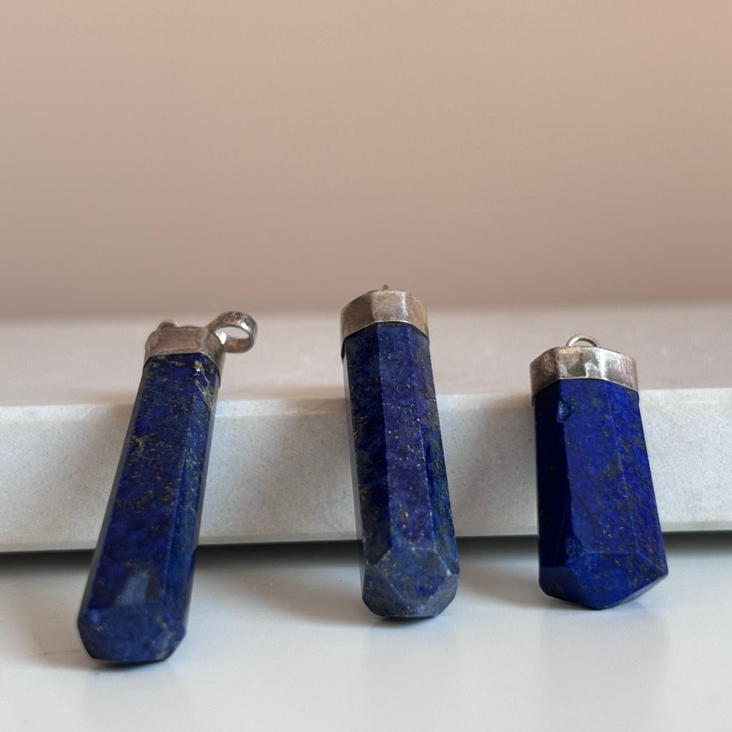 Achterzijde van de lapis lazuli hanger