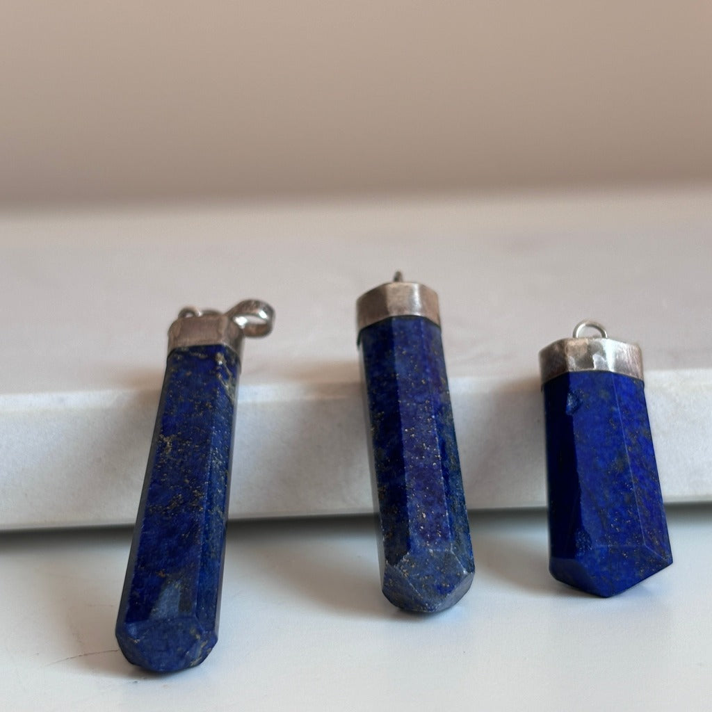 Lapis lazuli hanger van dichtbij