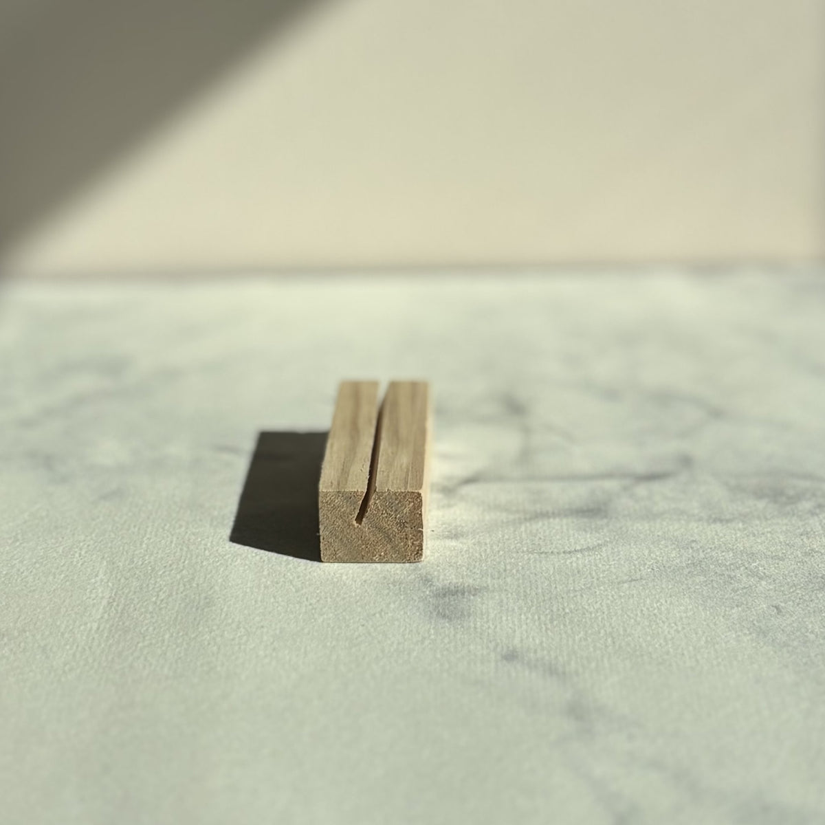 Houten kaartstandaard met gleuf