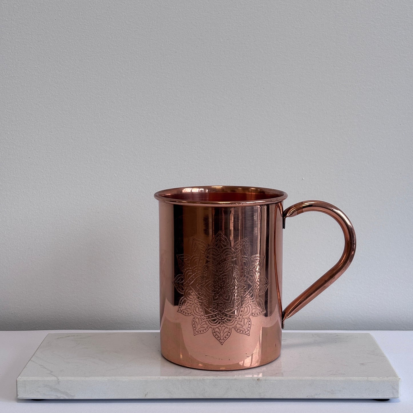 Handgemaakte koperen mok met geëtste mandala – 450 ml puur koper, Ayurvedisch waterdrinken