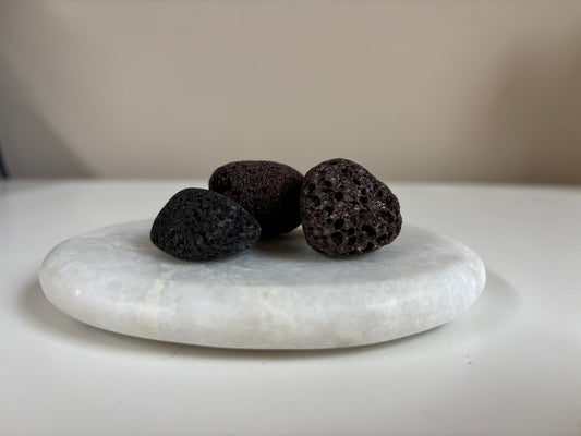 Lava trommelsteen, zwart en poreus