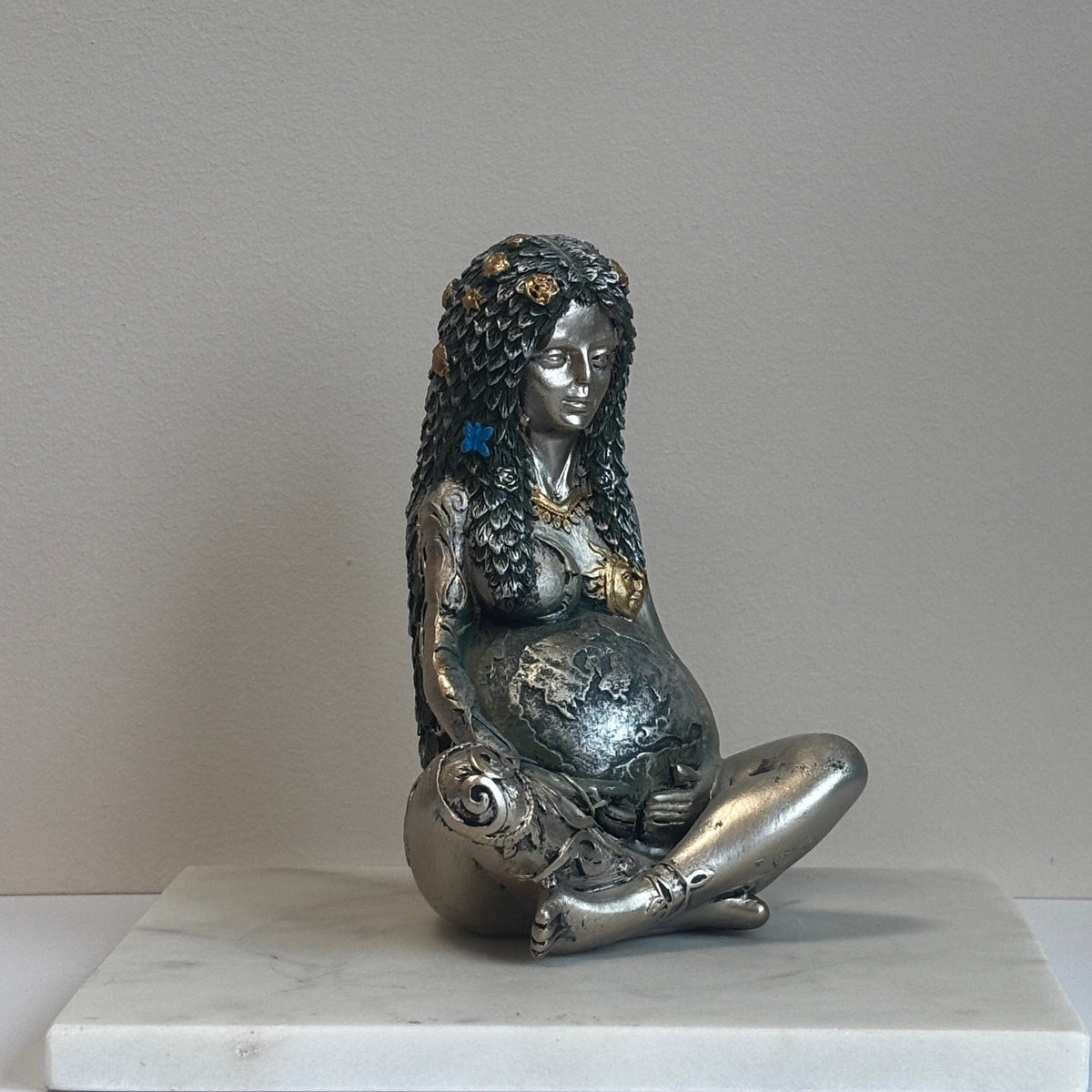 Moeder Natuur beeld in interieur – spirituele decoratie voor thuis of meditatieruimte