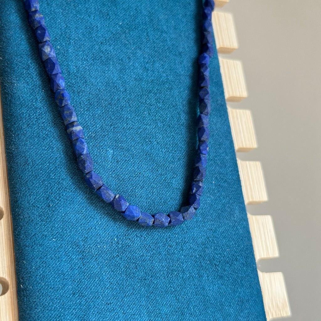 Lapis lazuli ketting van circa 45 cm met blauwe edelsteenkralen