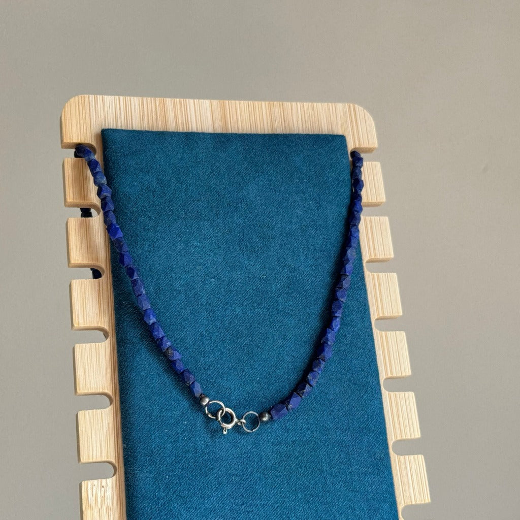 Detail van de lapis lazuli kralen aan de ketting