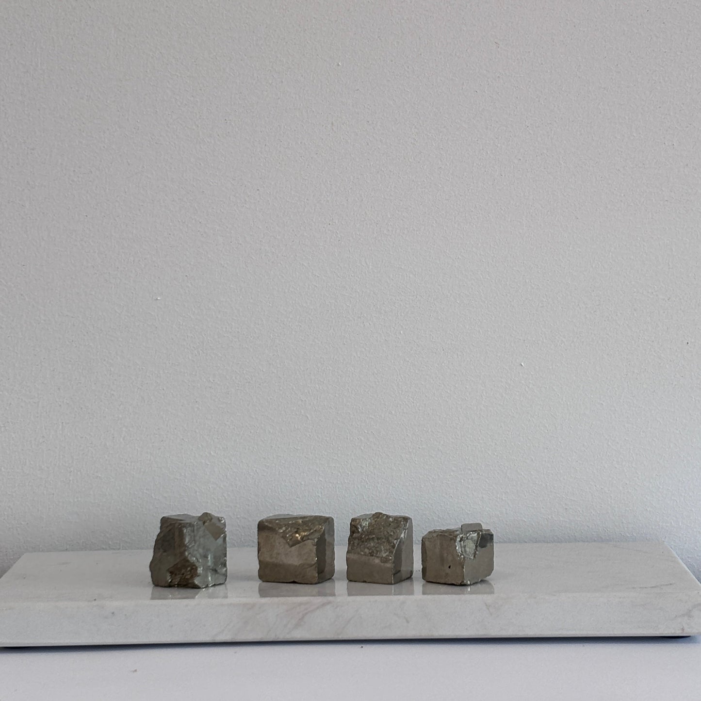 Natuurlijk pyrietblokje in kubusvorm – onbewerkt kristal voor kracht en bescherming