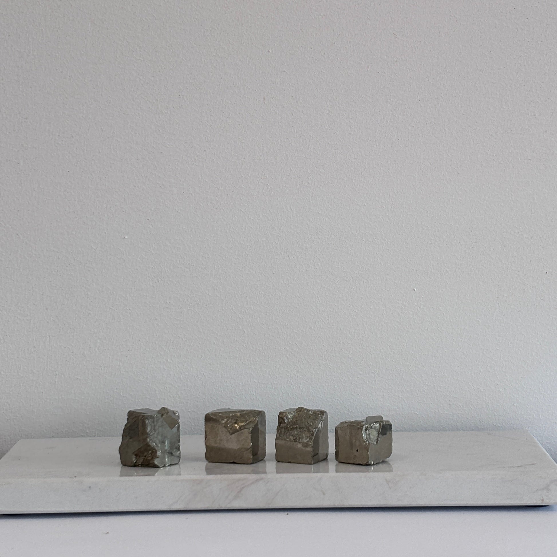 Natuurlijk pyrietblokje in kubusvorm – onbewerkt kristal voor kracht en bescherming