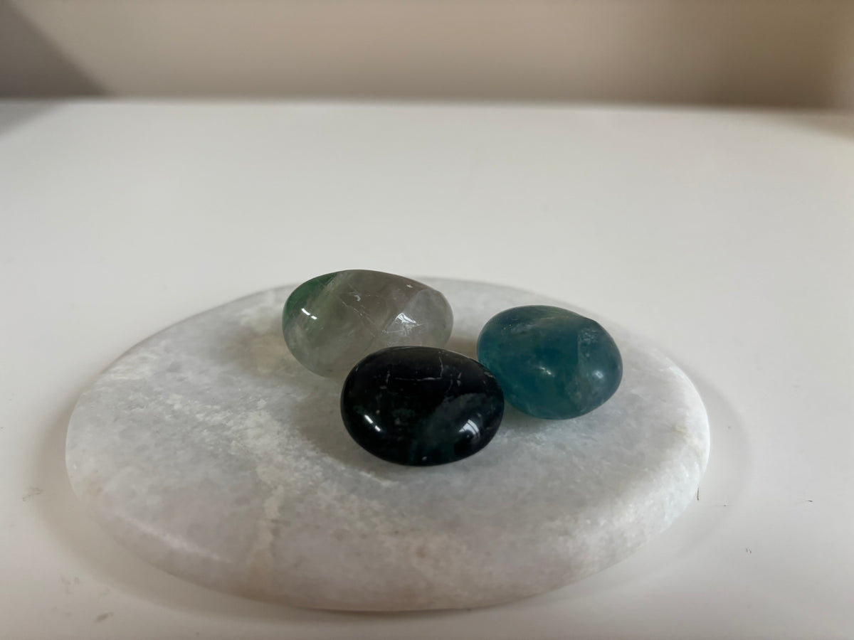 Regenboog fluoriet trommelstenen in groen en blauw, ander aanzicht