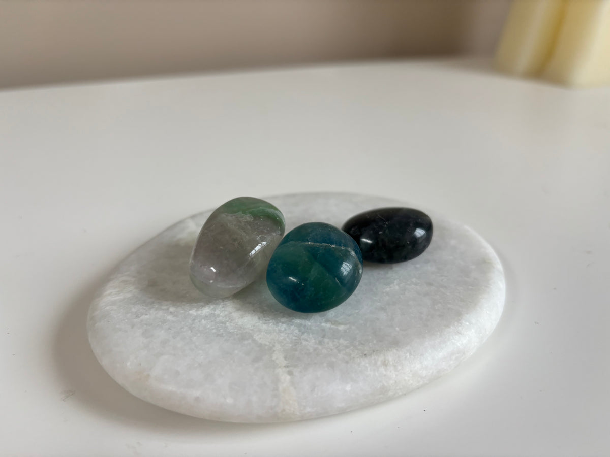 Regenboog fluoriet trommelsteen in groen en blauw