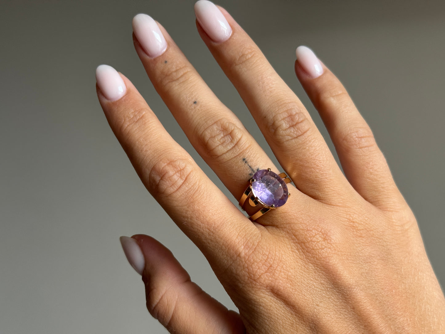 Verstelbare ring met amethist - verguld goud